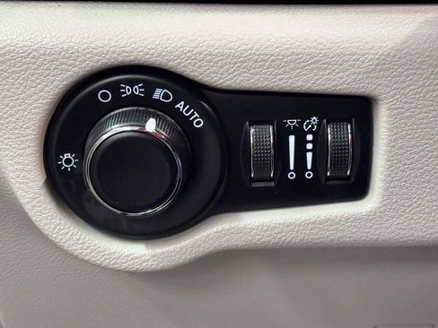Used 2021 Chrysler Voyager Lxi FWD image 30