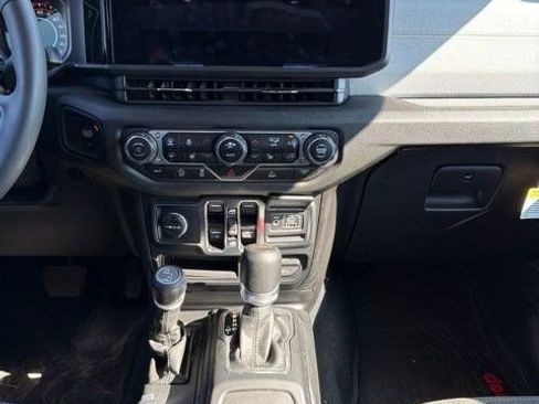 Used 2024 Jeep Gladiator Sport AWD/4WD image 9