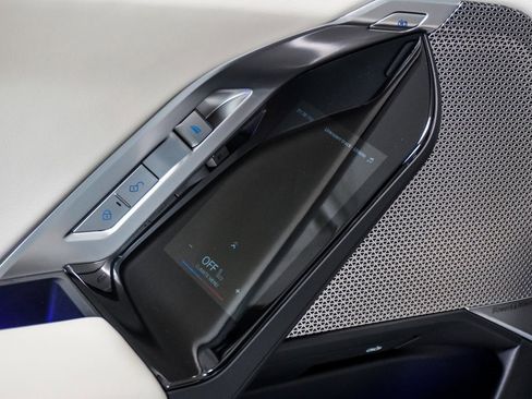 Used 2023 BMW 760i xDrive w/ Executive Package image 10