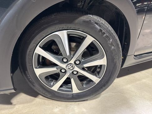 Used 2019 Toyota Prius C image 2