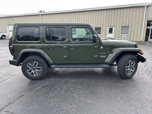 Used 2024 Jeep Wrangler Unlimited Sahara AWD/4WD image 8