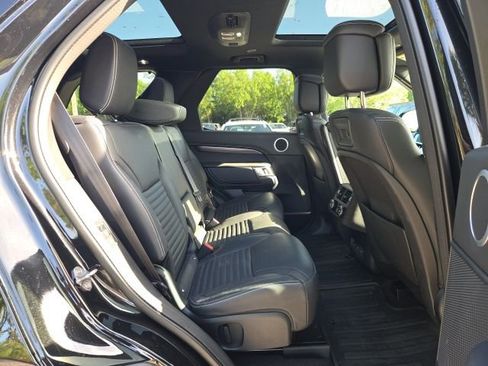 Used 2025 Land Rover Discovery Metropolitan Edition image 11