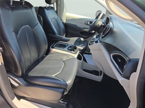 Used 2023 Chrysler Pacifica Touring-L image 35