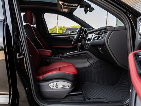 Certified 2025 Porsche Macan AWD/4WD image 42