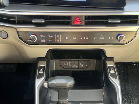 Used 2025 Kia Sorento S FWD image 31