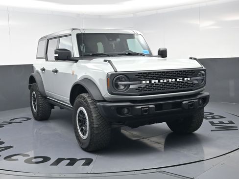 Used 2023 Ford Bronco Badlands w/ Sasquatch Package image 3