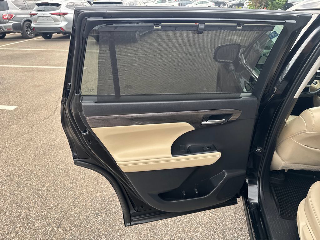Used 2023 Toyota Highlander Limited AWD/4WD image 39