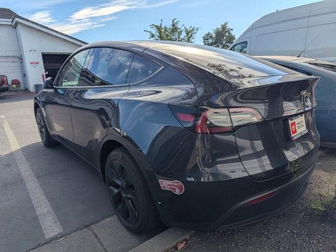 Used 2024 Tesla Model Y Long Range RWD image 3