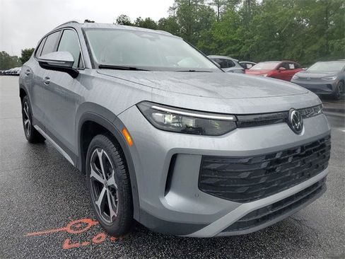 New 2025 Volkswagen Tiguan SE image 3