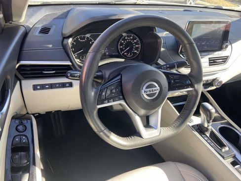 Used 2022 Nissan Altima 2.5 SV w/ SV Premium Package image 2