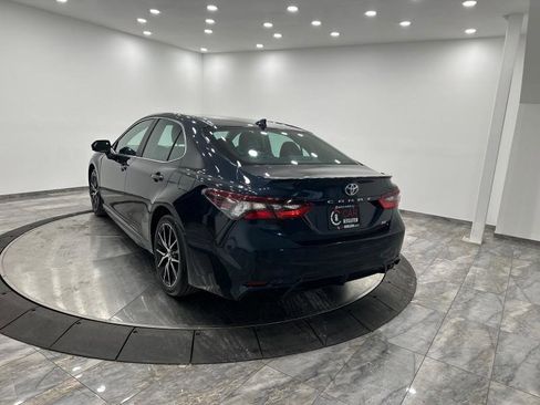 Used 2021 Toyota Camry SE image 5