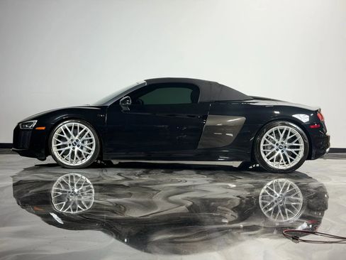 Used 2017 Audi R8 V10 w/ Ceramic Brake Package AWD/4WD image 2