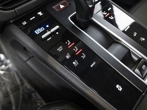 Certified 2026 Porsche Macan AWD/4WD image 25