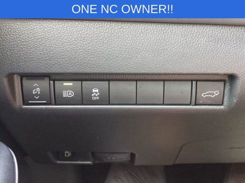 Used 2022 Toyota Venza LE image 20