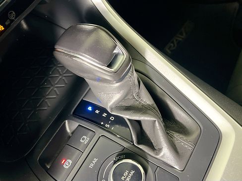 Used 2022 Toyota RAV4 SE image 25