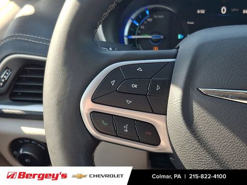 Used 2023 Chrysler Pacifica Touring-L FWD image 22