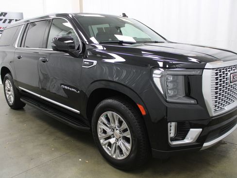 Used 2022 GMC Yukon XL Denali AWD/4WD image 4