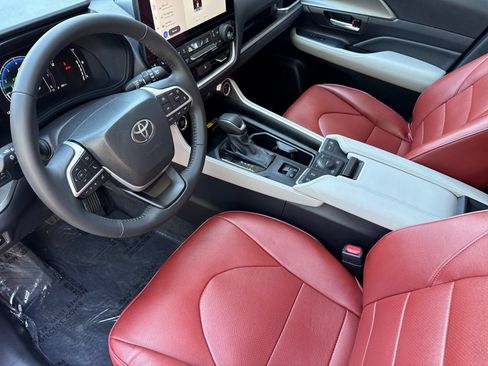 Used 2025 Toyota Grand Highlander AWD image 9