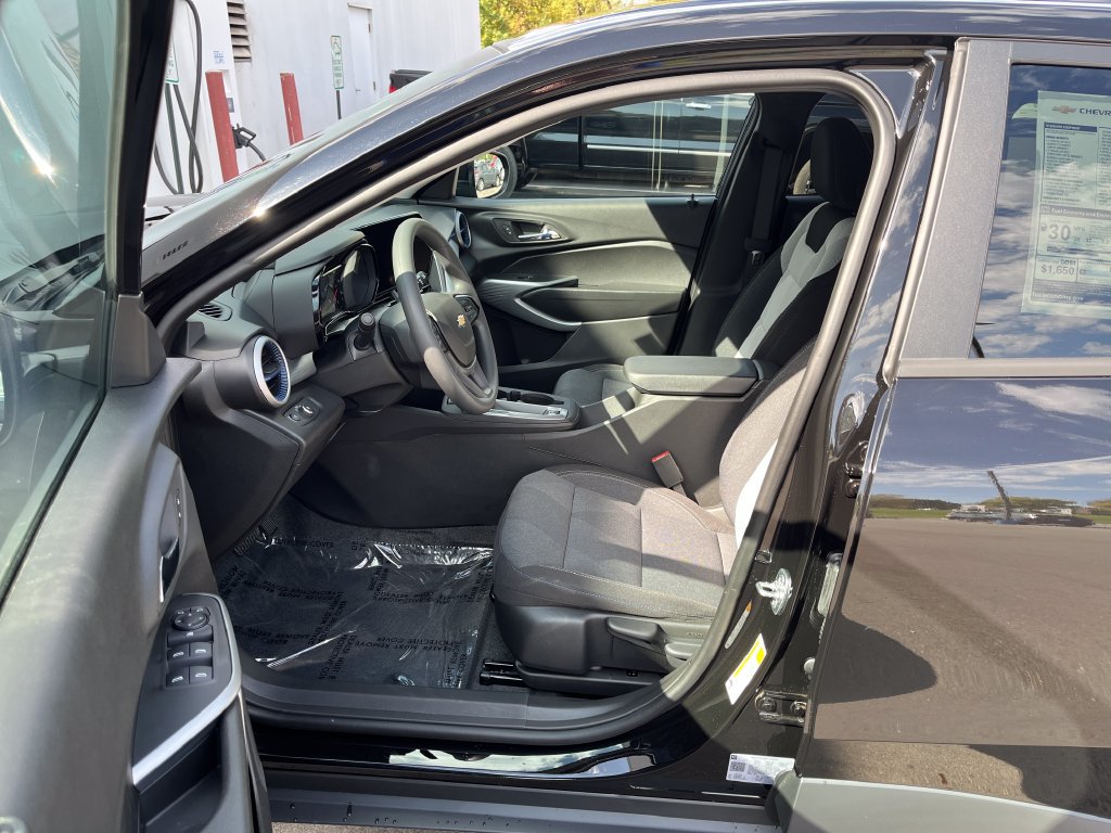 New 2026 Chevrolet Trax LS w/ LS Convenience Package FWD image 9