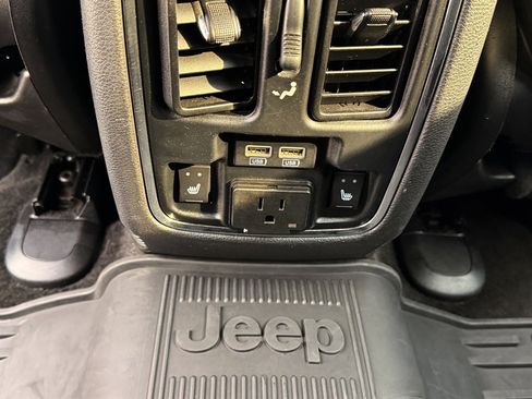 Used 2015 Jeep Grand Cherokee SRT AWD/4WD image 11