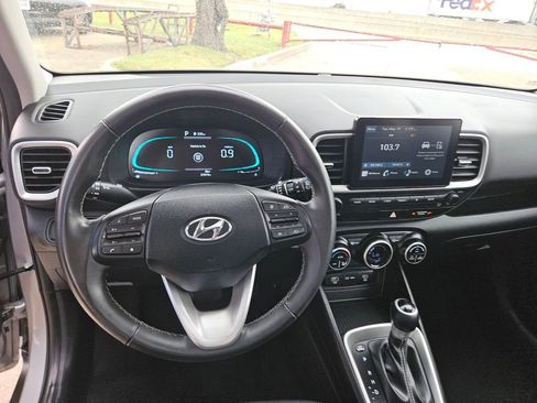 Used 2025 Hyundai Venue SEL FWD image 17