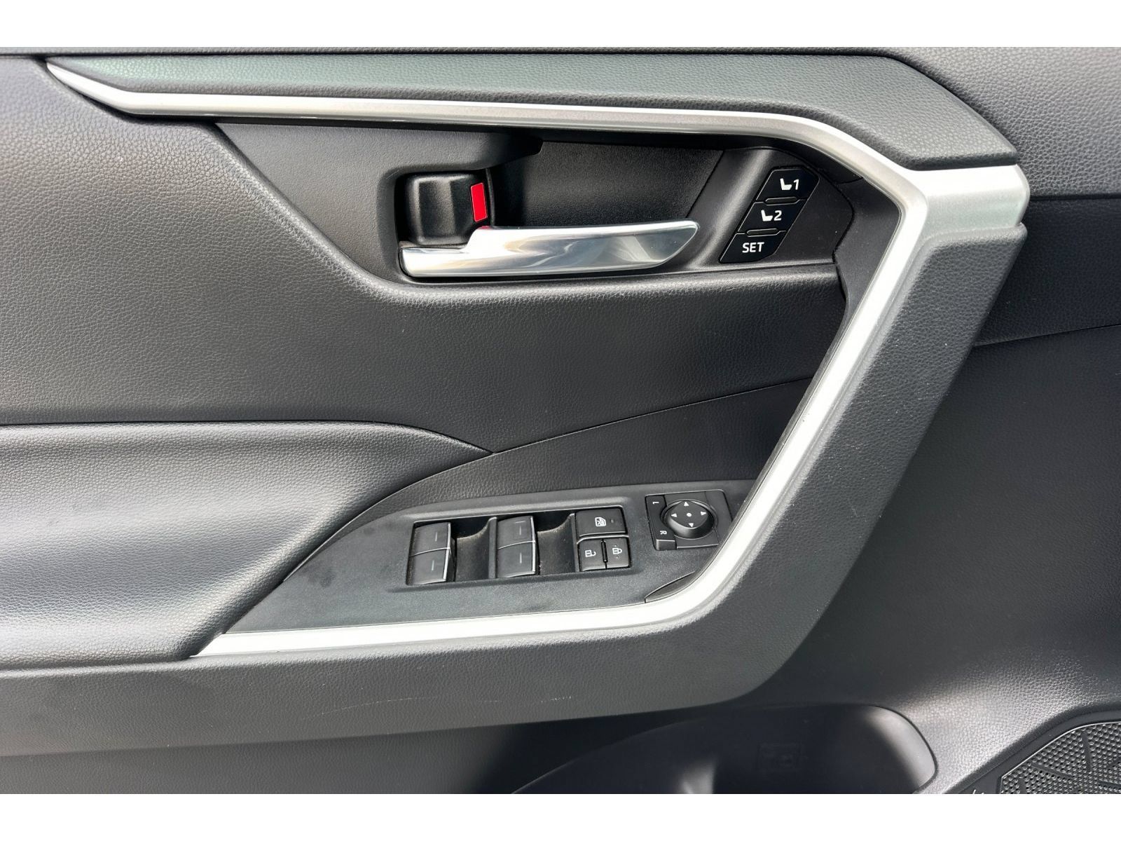 Used 2022 Toyota RAV4 XLE Premium FWD image 11