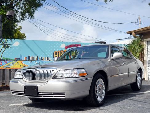 Used 2008 Lincoln Town Car Signature Limited image 1