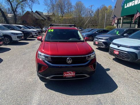 Used 2024 Volkswagen Taos SE w/ Panoramic Sunroof Package AWD/4WD image 2