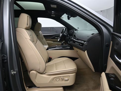 Used 2023 Cadillac Escalade ESV Premium Luxury image 34