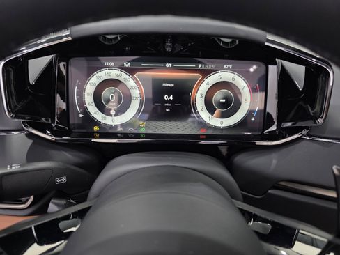 Used 2026 Aston Martin Vanquish Convertible RWD image 6