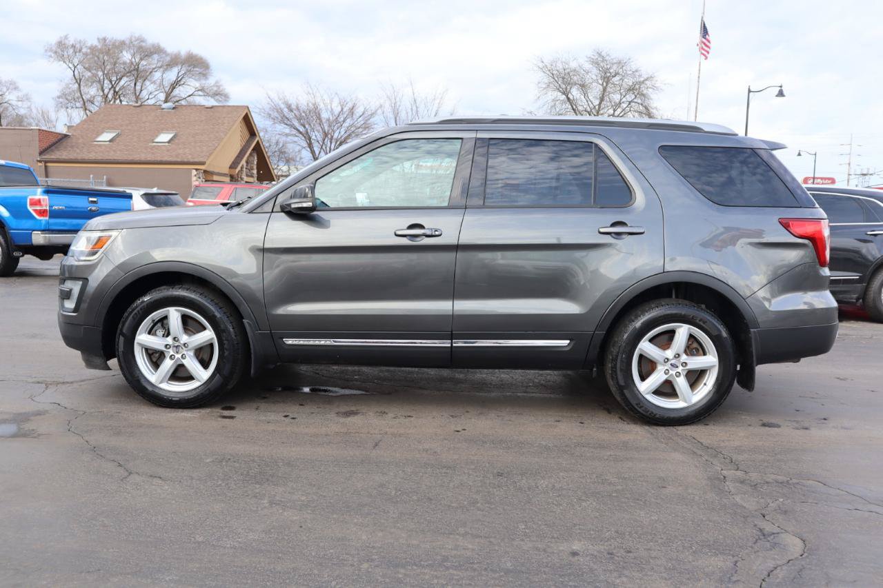 Used 2017 Ford Explorer XLT AWD/4WD image 2