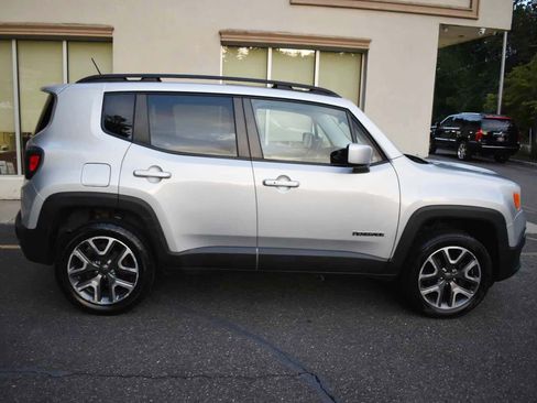 Used 2016 Jeep Renegade Latitude AWD/4WD image 2