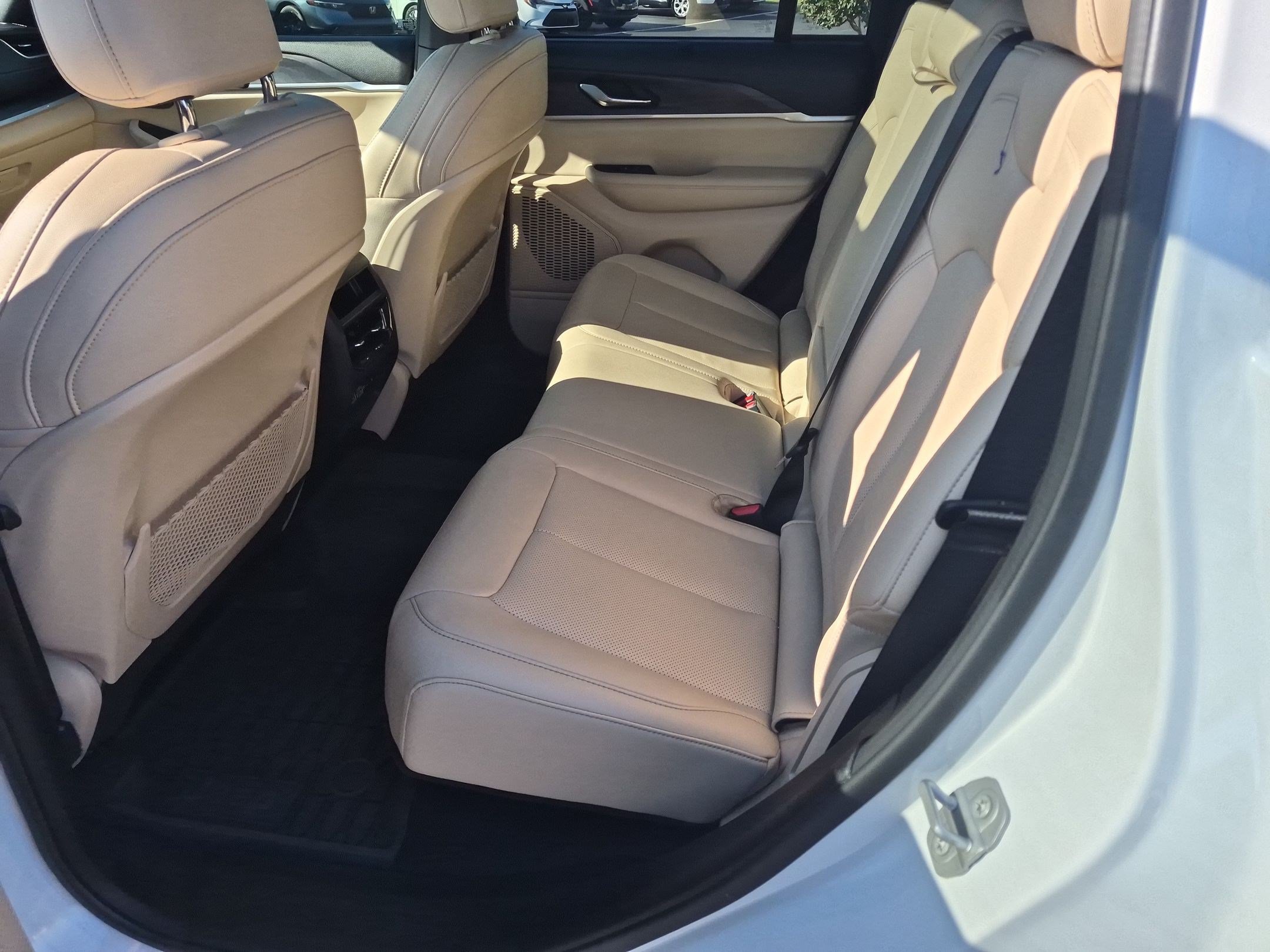 Used 2025 Jeep Grand Cherokee Limited w/ Luxury Tech Group II AWD/4WD image 30