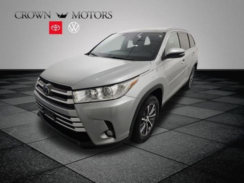 Used 2019 Toyota Highlander XLE AWD/4WD image 3