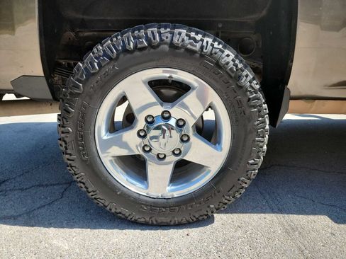 Used 2015 Chevrolet Silverado 2500 High Country w/ High Country Premium Package AWD/4WD image 11