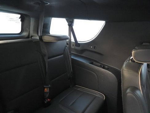 Used 2023 Chevrolet Suburban Premier image 17