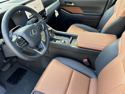 Used 2025 Lexus GX 550 image 9