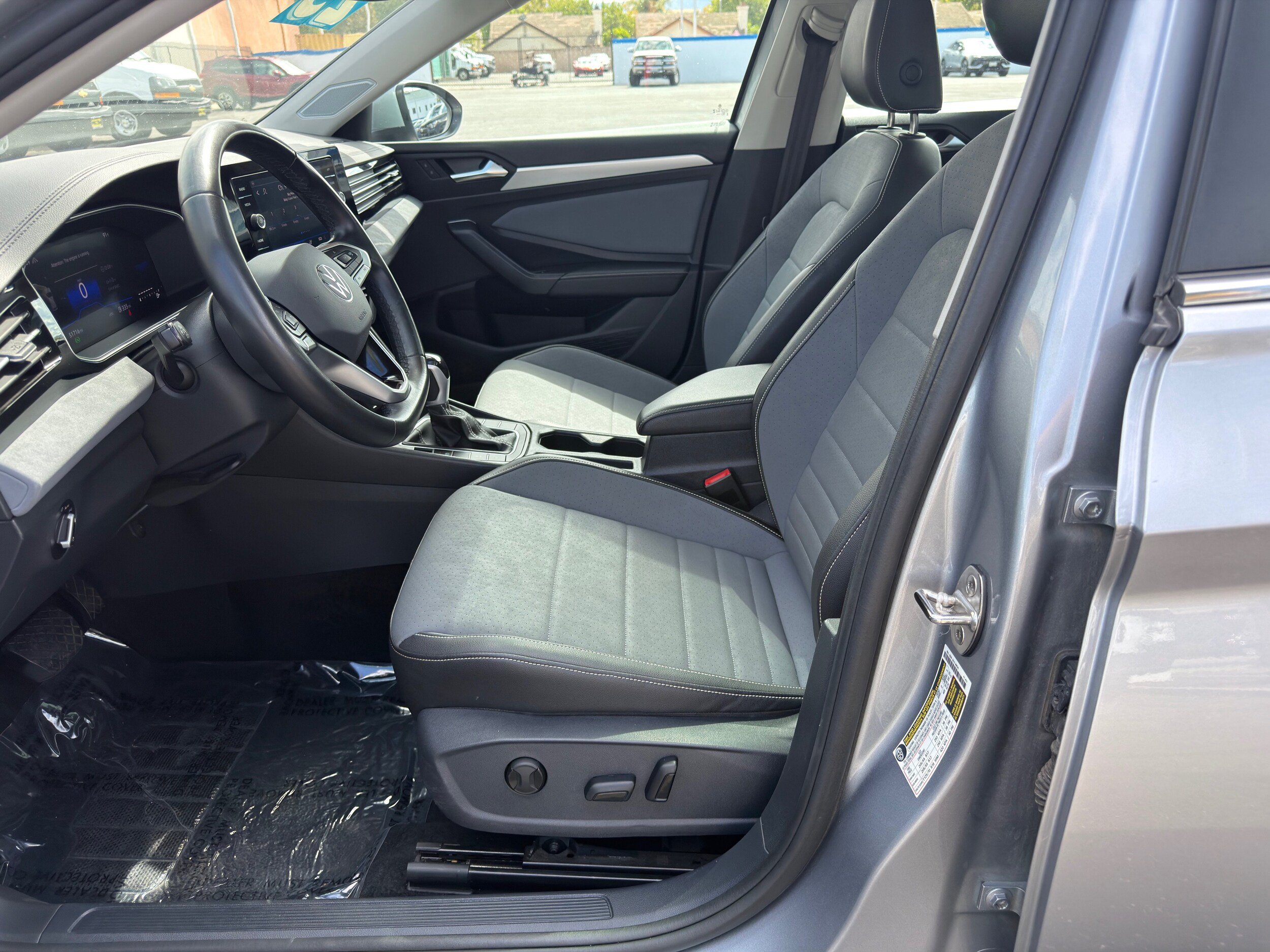 Used 2025 Volkswagen Jetta SE FWD image 20