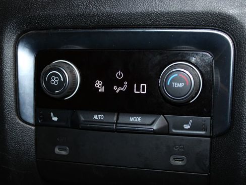 Used 2023 Chevrolet Suburban Premier image 37