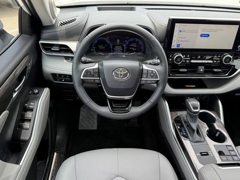 Used 2025 Toyota Highlander Platinum AWD/4WD image 28