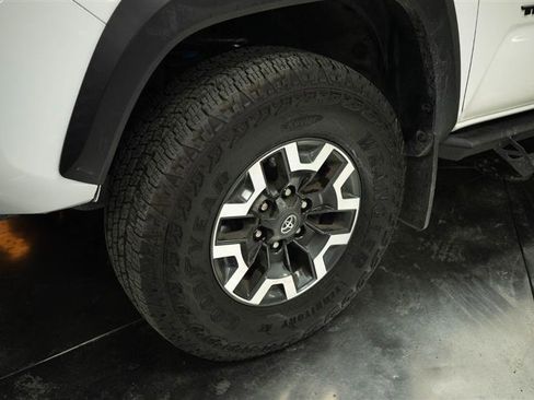 Used 2023 Toyota Tacoma TRD Off-Road w/ Technology Package AWD/4WD image 4
