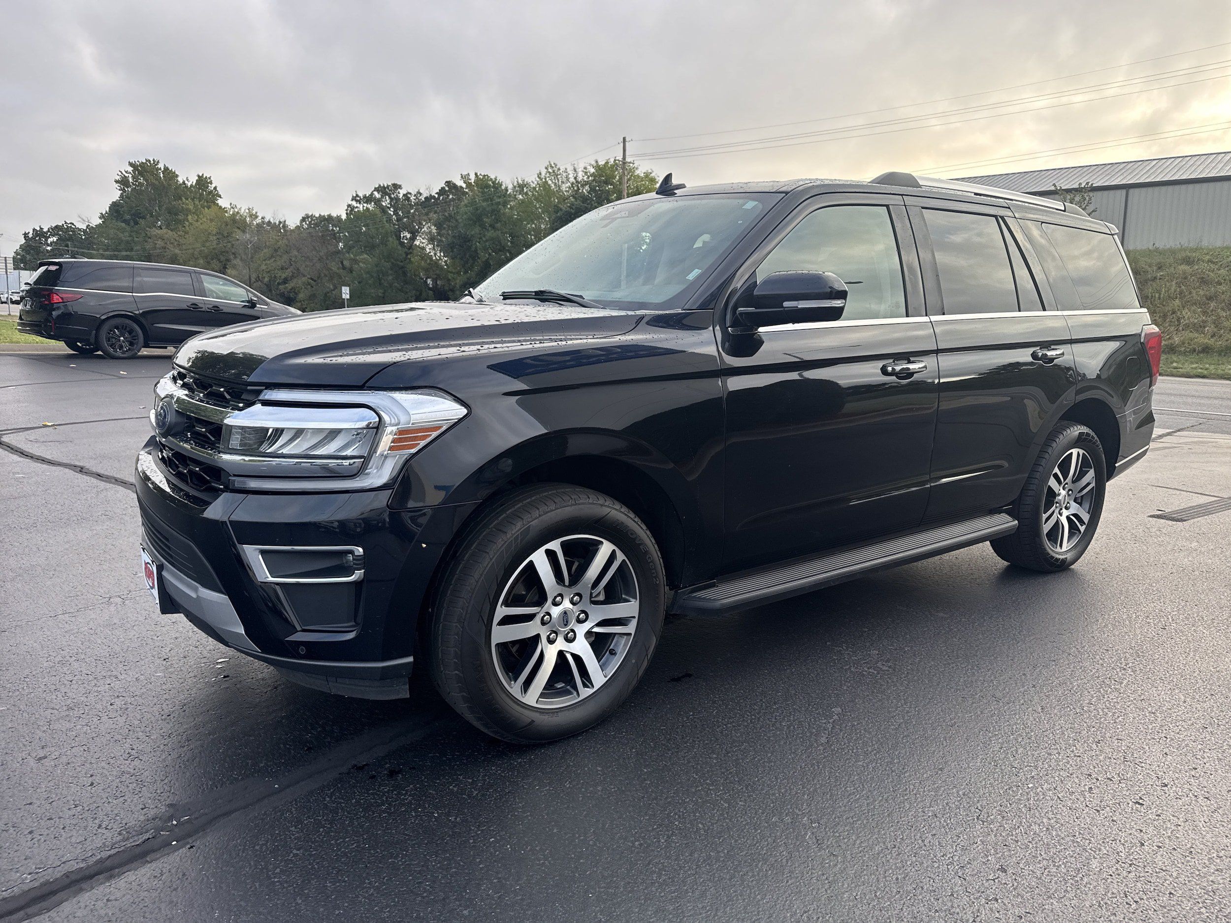 Used 2024 Ford Expedition Limited AWD/4WD image 2