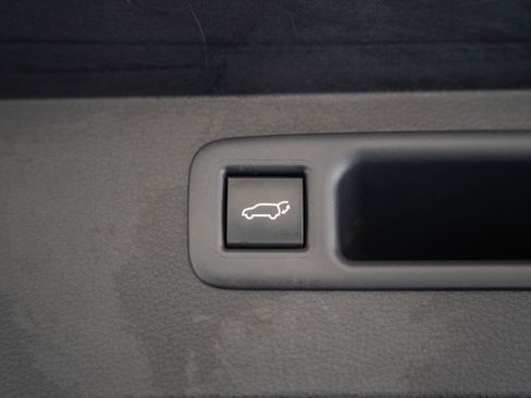 Used 2023 Toyota Highlander LE AWD/4WD image 9