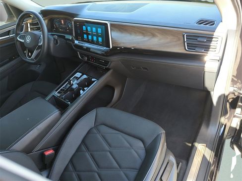 Used 2025 Volkswagen Atlas SE image 42