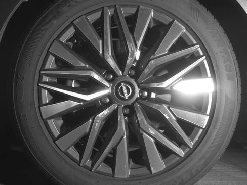Used 2025 Nissan Altima 2.5 SV FWD image 12