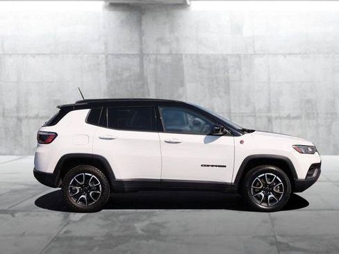 Used 2025 Jeep Compass Trailhawk w/ Trailer Tow Group AWD/4WD image 4