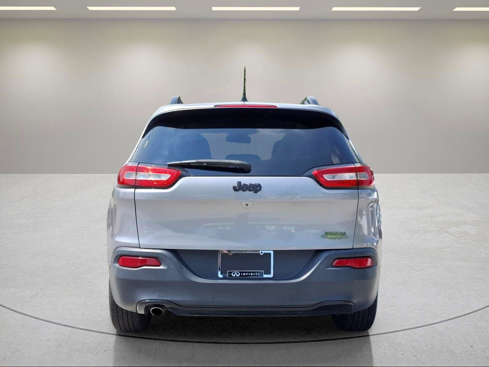 Used 2018 Jeep Cherokee Latitude w/ Altitude Package FWD image 4