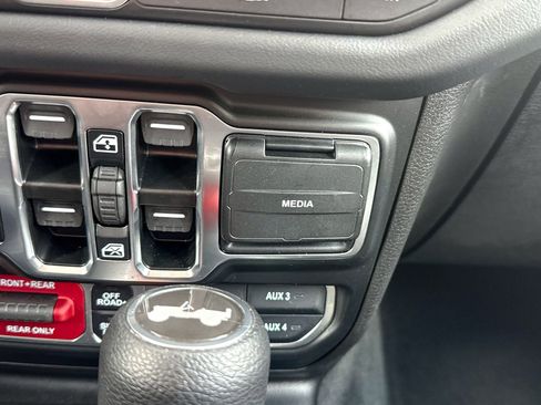 Used 2026 Jeep Wrangler Unlimited Rubicon AWD/4WD image 36