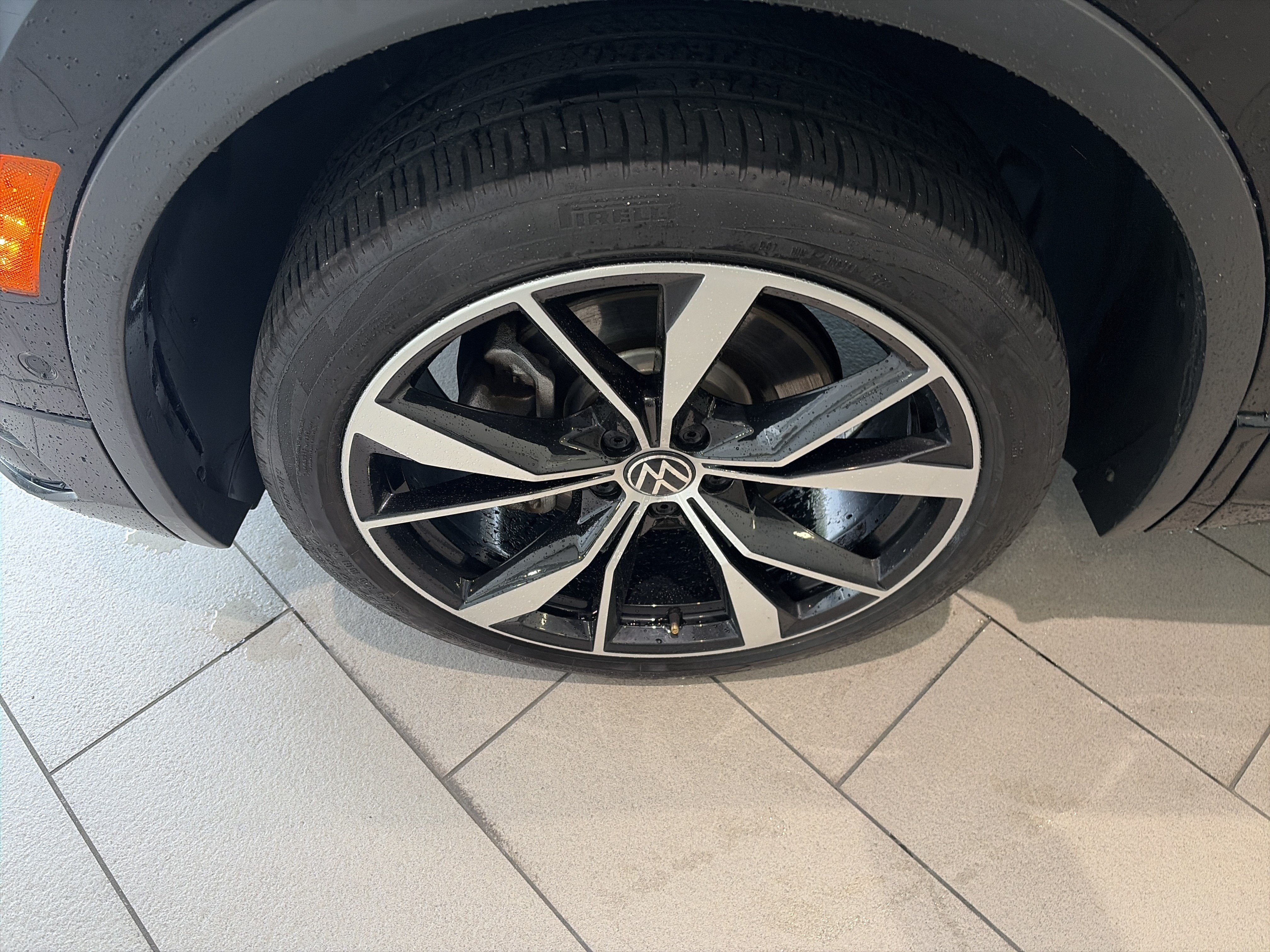 Used 2024 Volkswagen Tiguan SEL R-Line AWD/4WD image 9