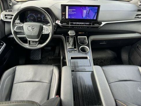 Certified 2025 Toyota Sienna XLE Woodland Edition AWD/4WD image 9